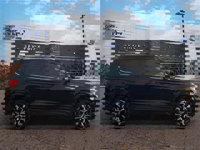 Used 2024 Volkswagen Taos SE image 2