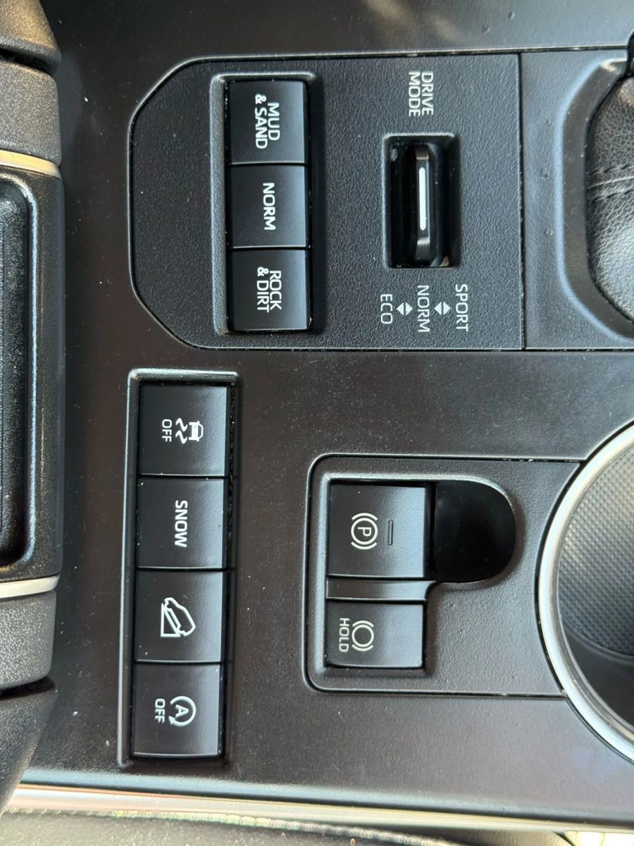 Used 2021 Toyota Highlander XLE AWD/4WD image 27