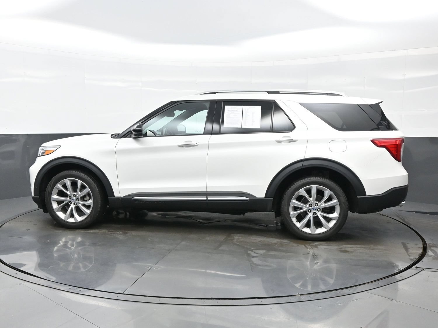 Used 2023 Ford Explorer Platinum AWD/4WD image 3
