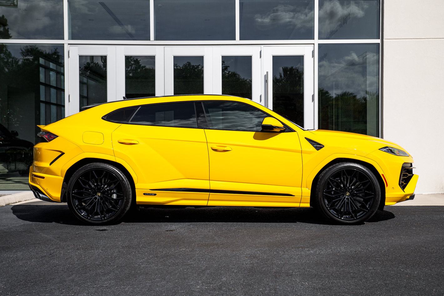 Used 2025 Lamborghini Urus SE AWD/4WD image 20