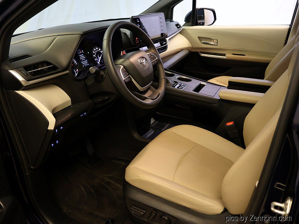 Used 2022 Toyota Sienna XLE FWD image 11