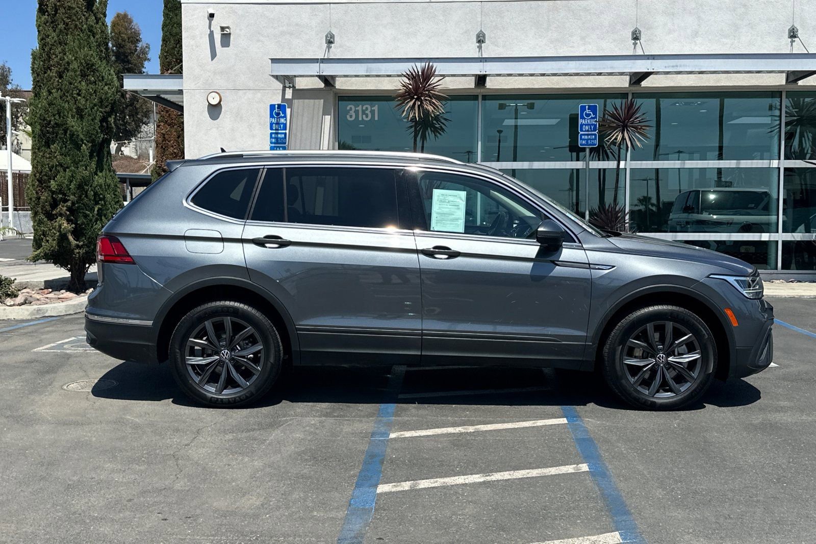 Used 2022 Volkswagen Tiguan SE w/ Panoramic Sunroof Package FWD image 3