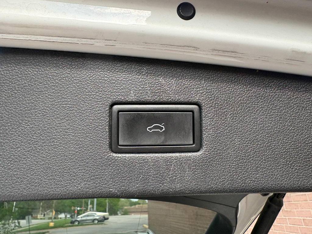 Used 2022 Volkswagen Tiguan SE w/ Panoramic Sunroof Package FWD image 34