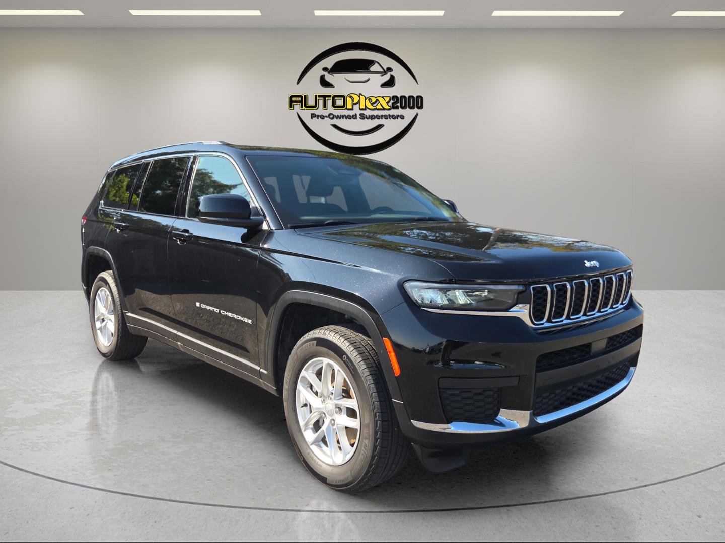 Used 2024 Jeep Grand Cherokee L Laredo w/ Luxury Tech Group I image 1