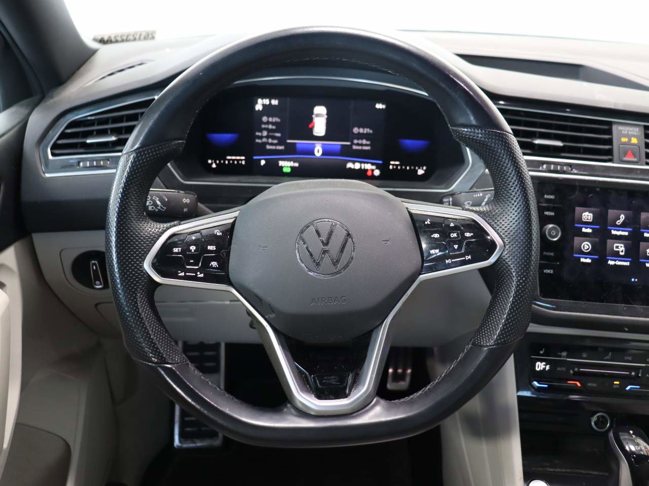 Used 2023 Volkswagen Tiguan SE R-Line image 9