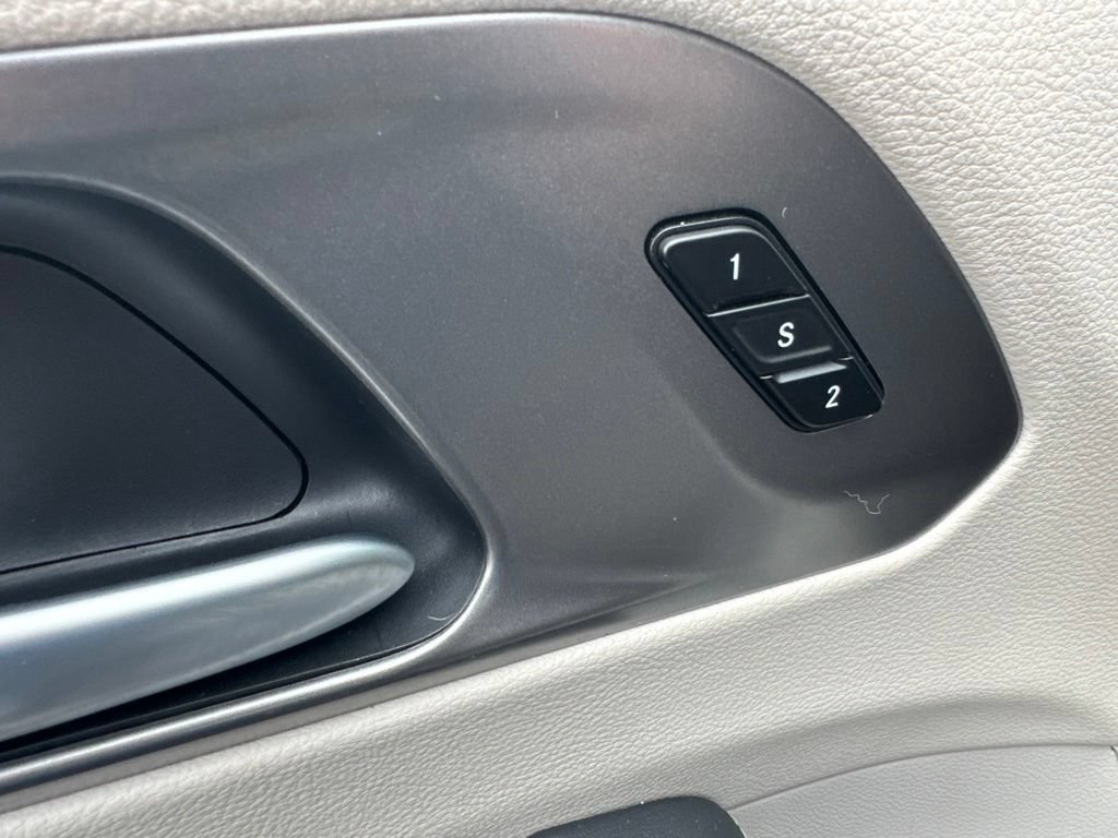 Used 2024 Chrysler Pacifica Touring-L FWD image 25