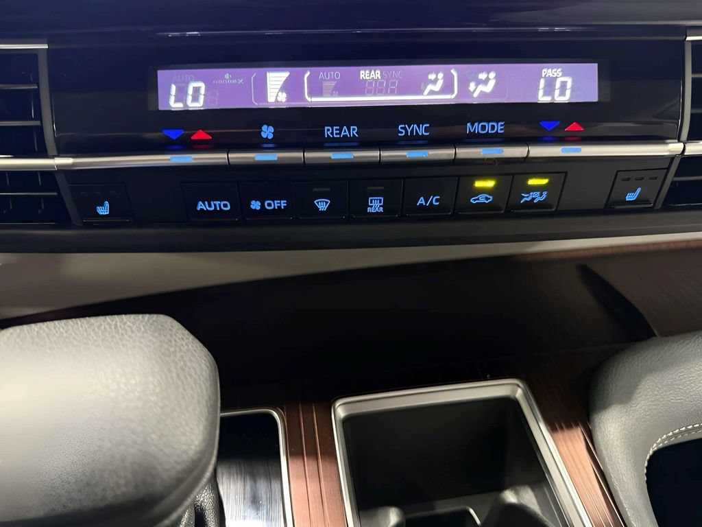 Used 2024 Toyota Sienna LE AWD/4WD image 31