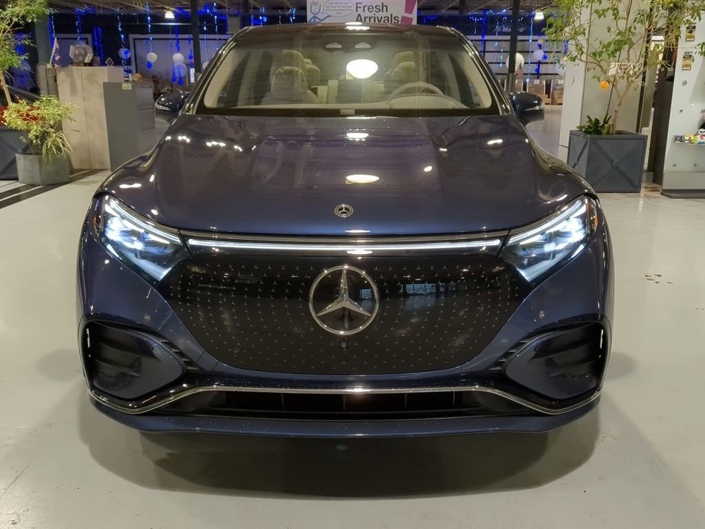 Used 2023 Mercedes-Benz EQS 580 4MATIC SUV image 2