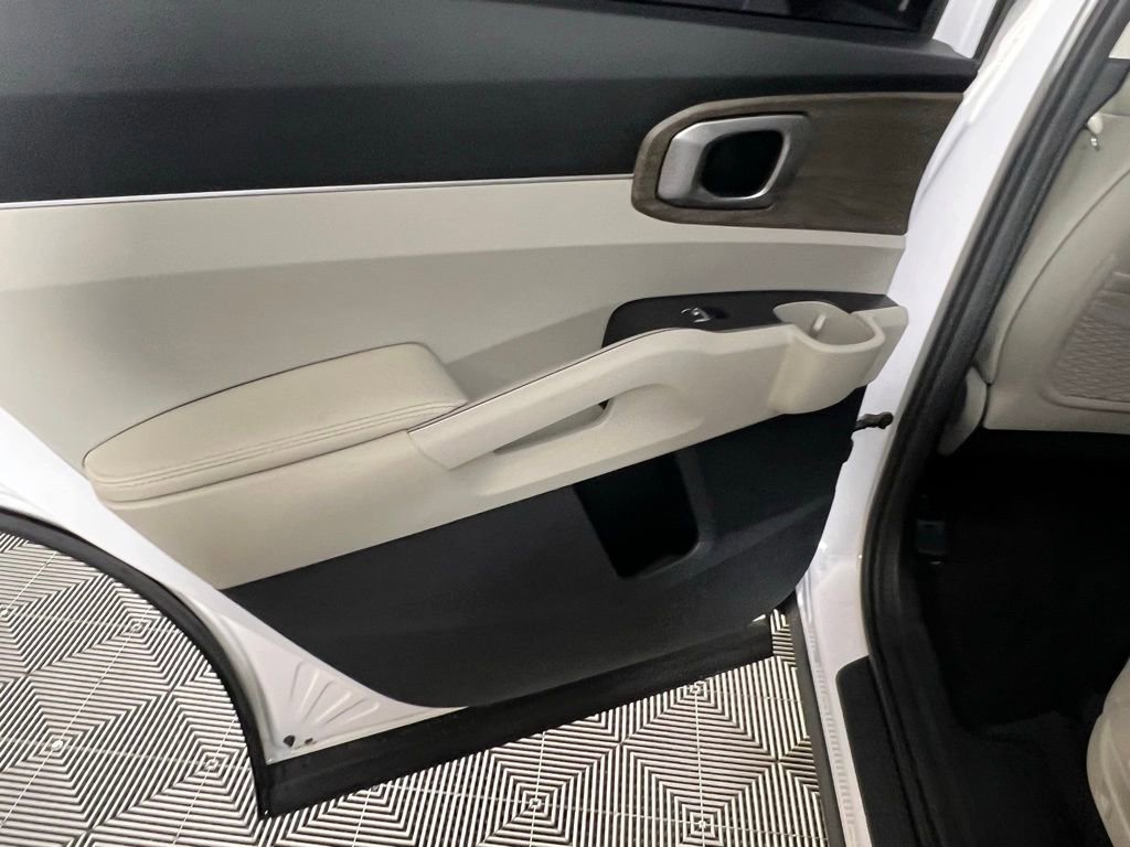 Used 2023 Kia Sorento EX w/ Panoramic Sunroof Package image 28