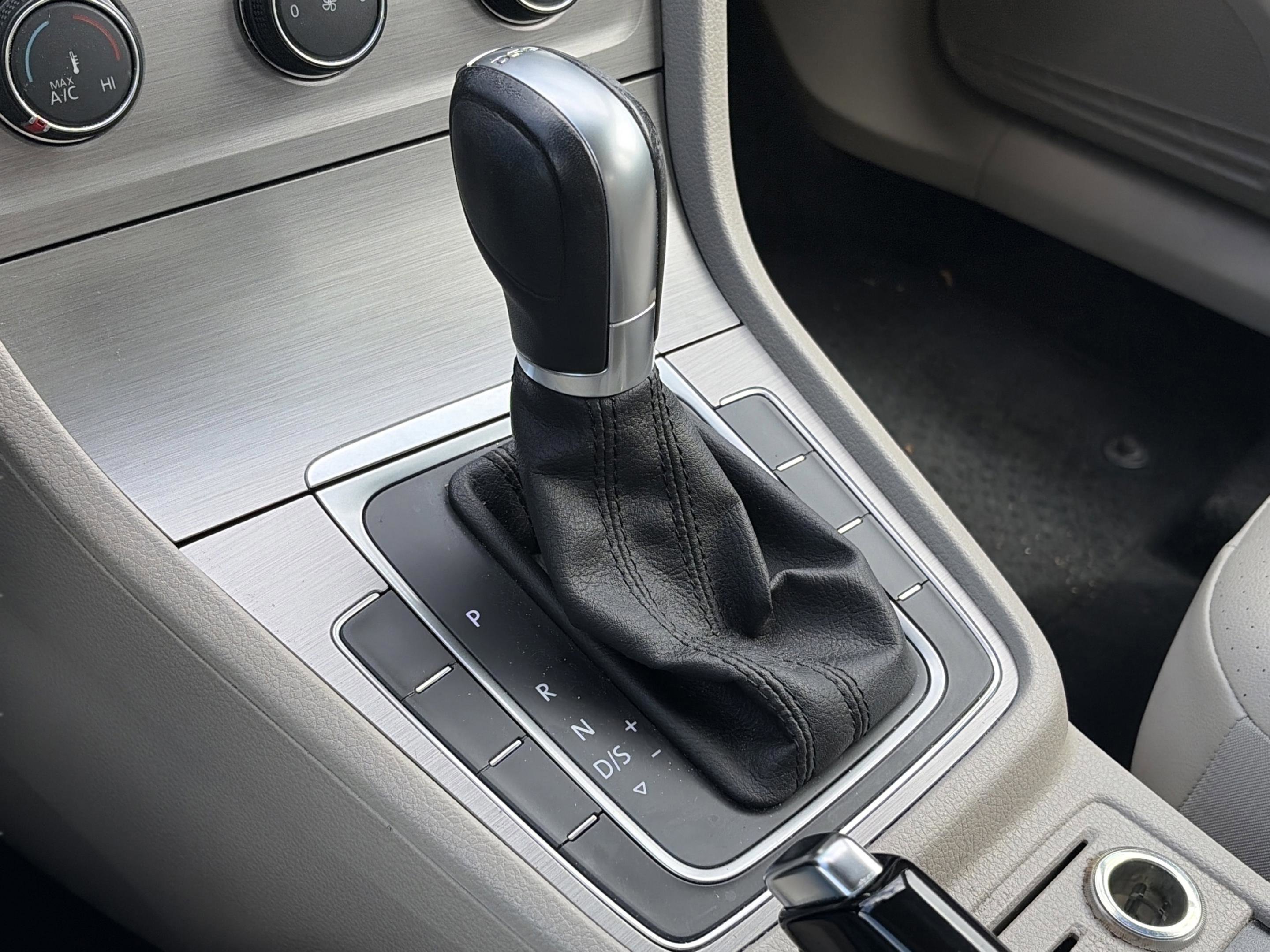 Used 2015 Volkswagen Golf TDI S image 13