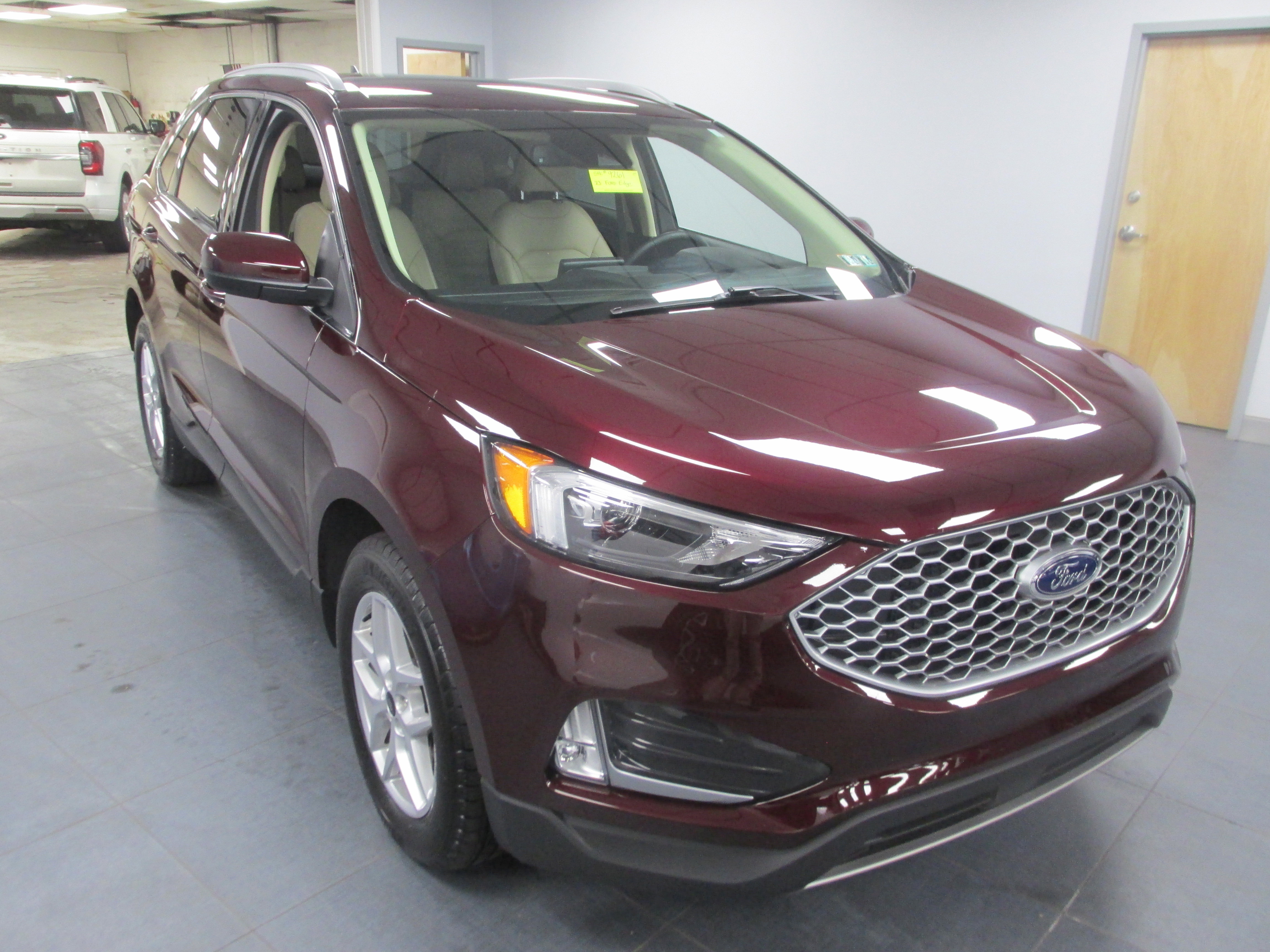 Used 2023 Ford Edge SEL w/ Convenience Package AWD/4WD image 3