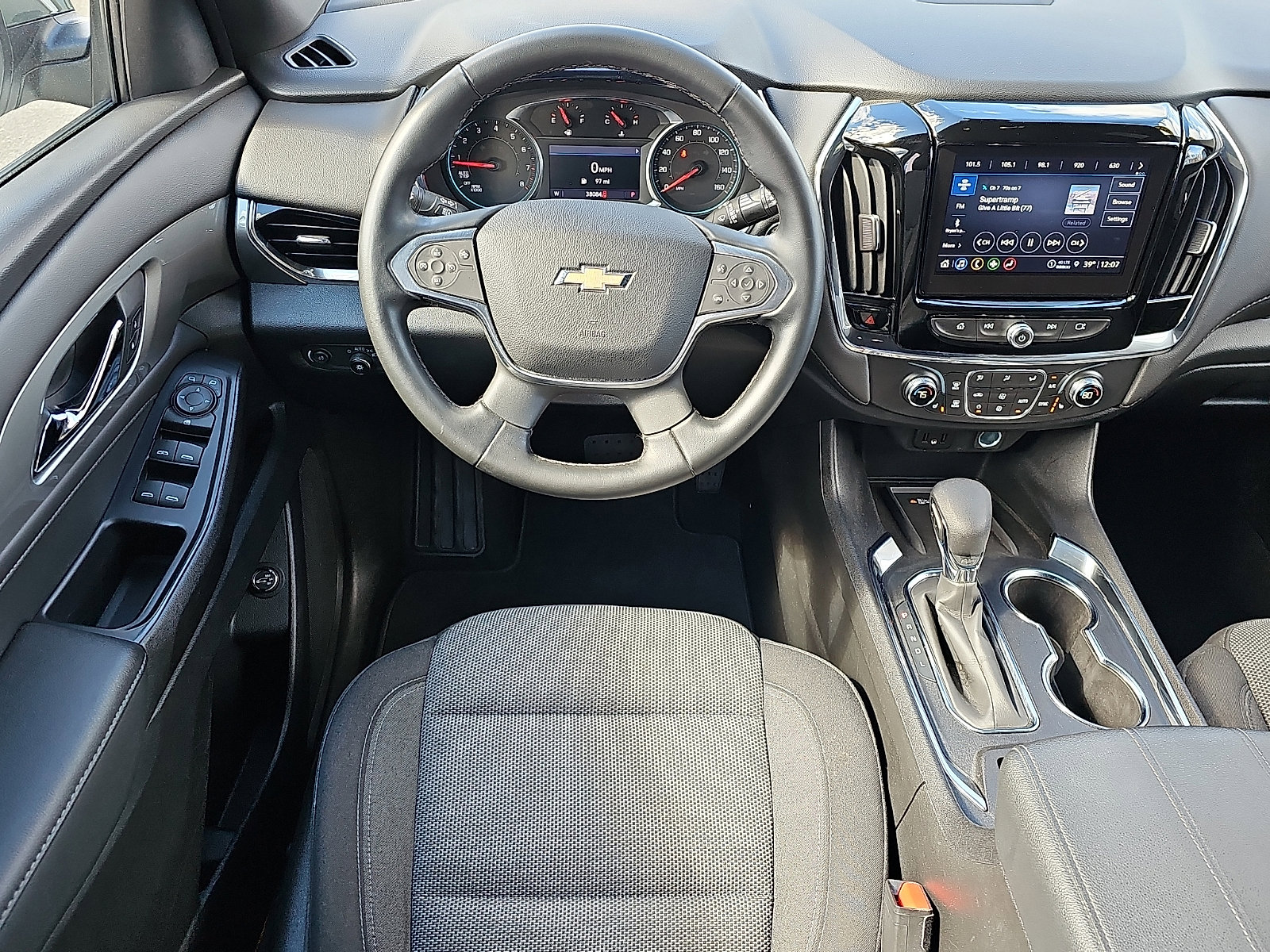 Used 2023 Chevrolet Traverse LT w/ Rear Camera Mirror Package image 14