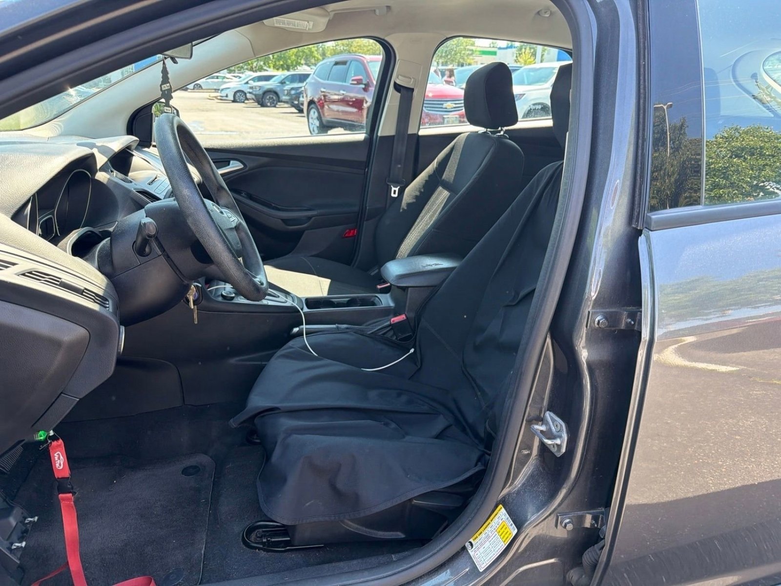Used 2016 Ford Focus SE w/ Reverse Sensing Package FWD image 4