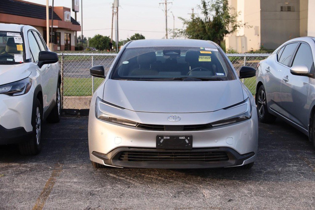 Used 2025 Toyota Prius LE AWD/4WD image 3