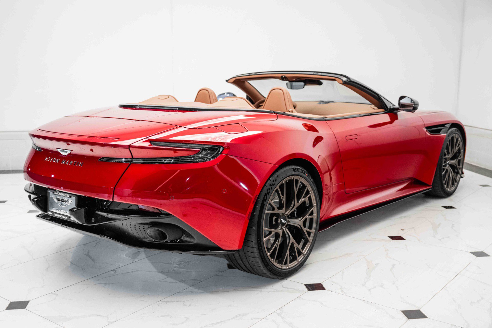 Used 2025 Aston Martin DB12 Convertible image 37