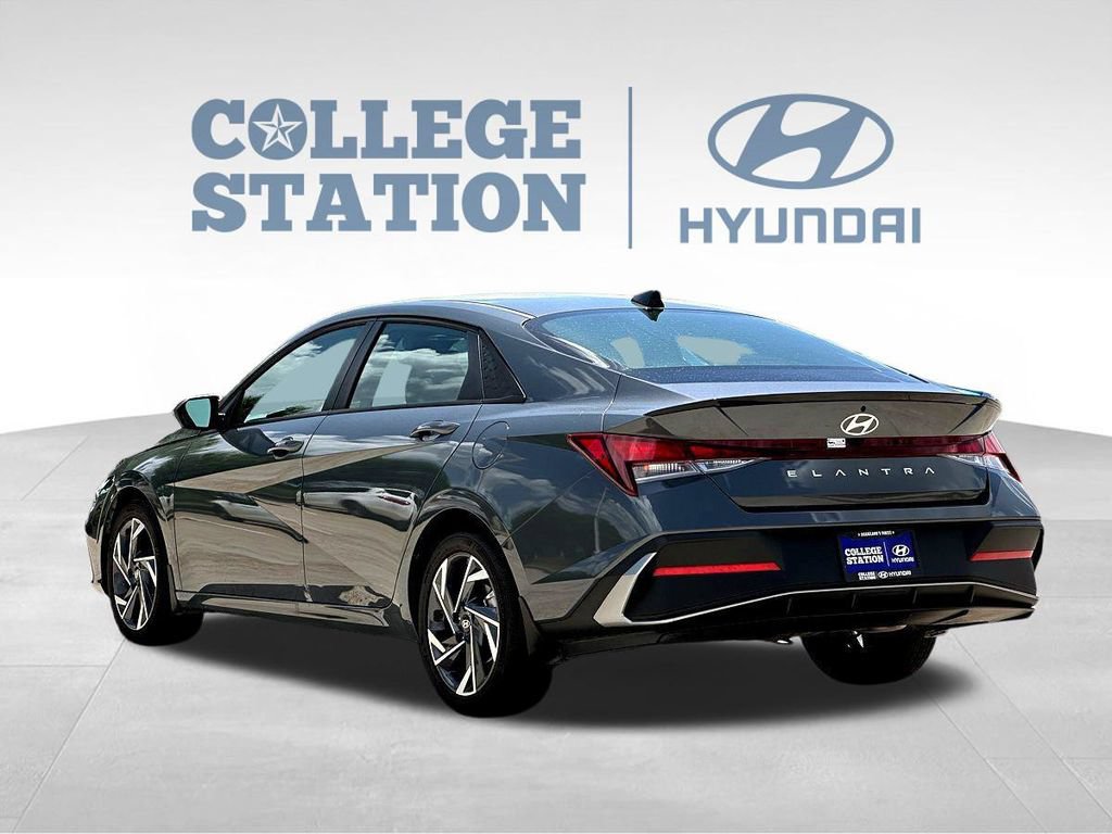Used 2025 Hyundai Elantra Sport FWD image 8