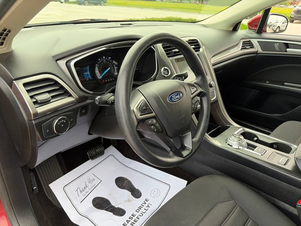 Used 2019 Ford Fusion SE FWD image 14