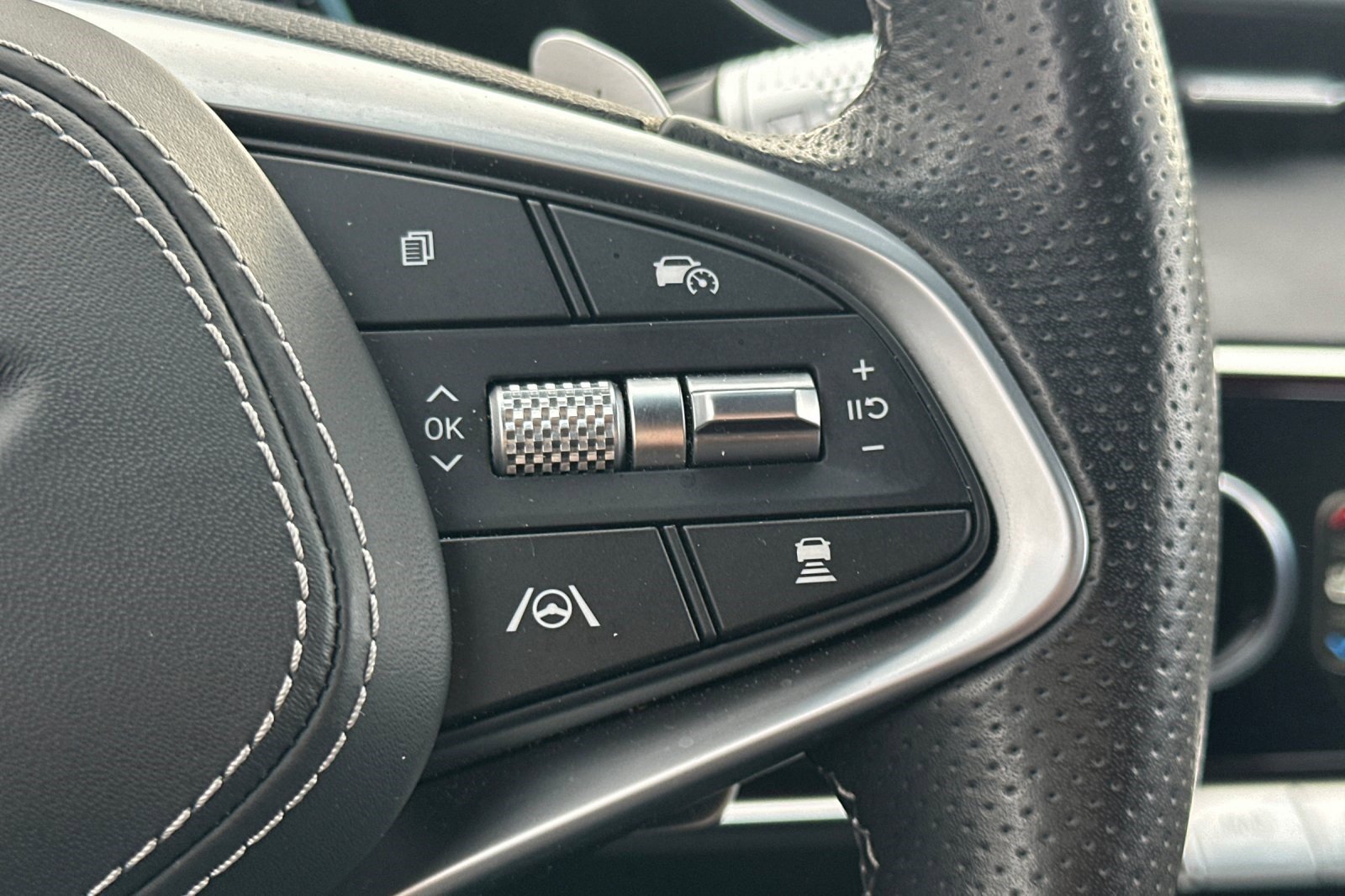 Used 2023 Genesis GV70 2.5T w/ Sport Prestige Package image 33