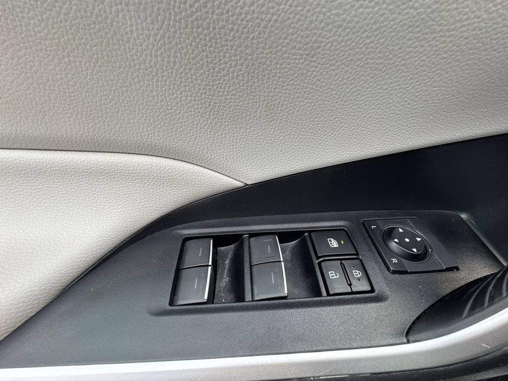 Used 2022 Toyota RAV4 XLE AWD/4WD image 15