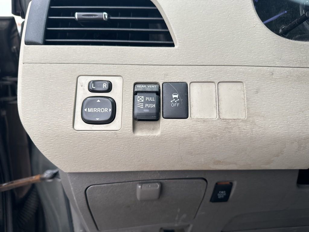 Used 2012 Toyota Sienna XLE image 19