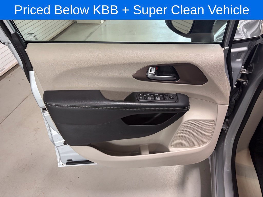 Used 2023 Chrysler Voyager LX FWD image 8