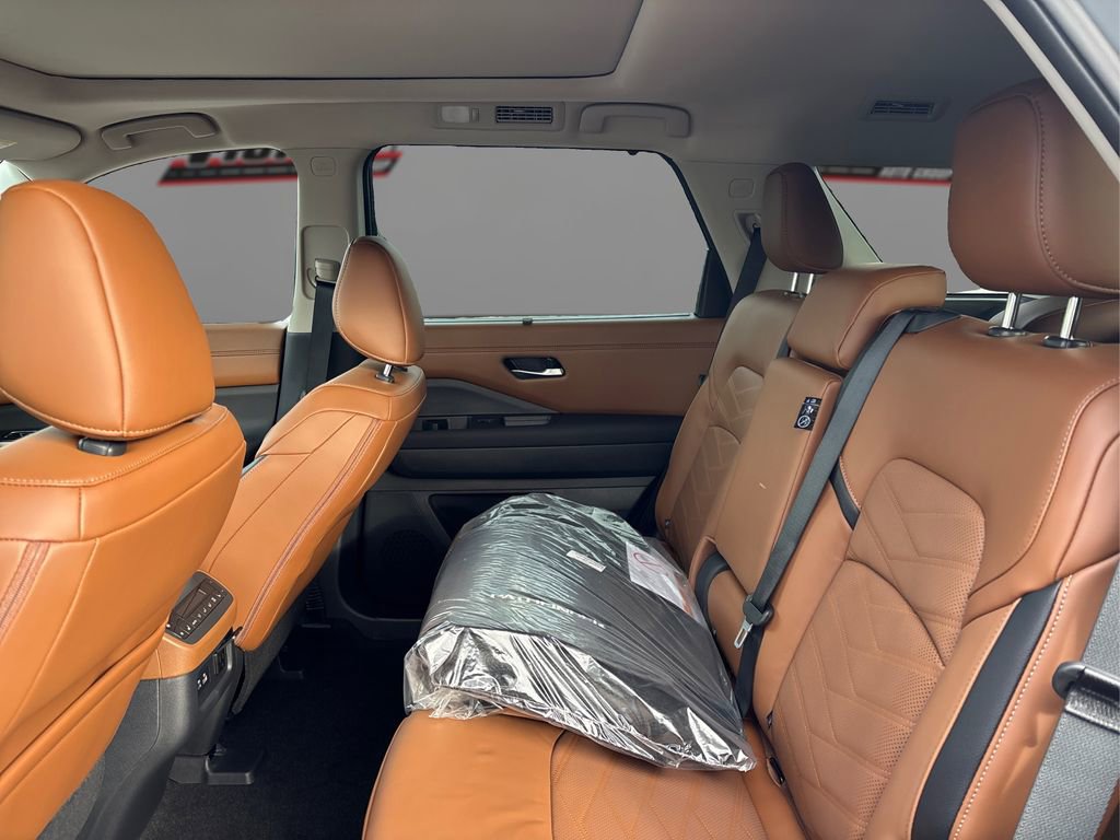 New 2025 Nissan Pathfinder Platinum w/ Cargo Package image 10
