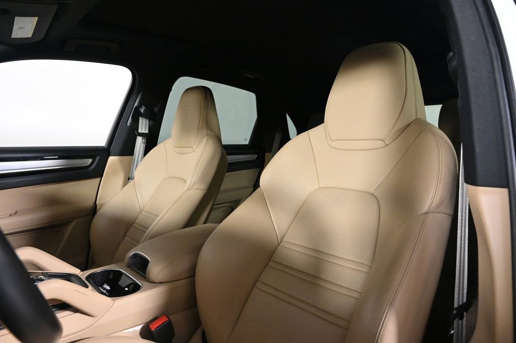 Certified 2023 Porsche Cayenne Platinum Edition AWD/4WD image 5