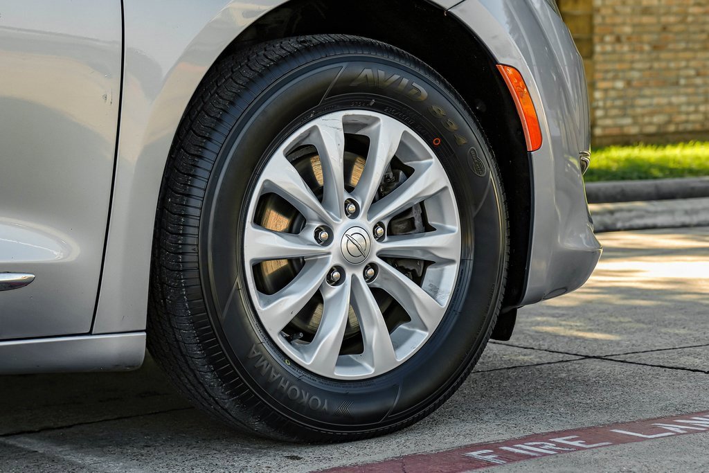 Used 2019 Chrysler Pacifica Touring-L image 64