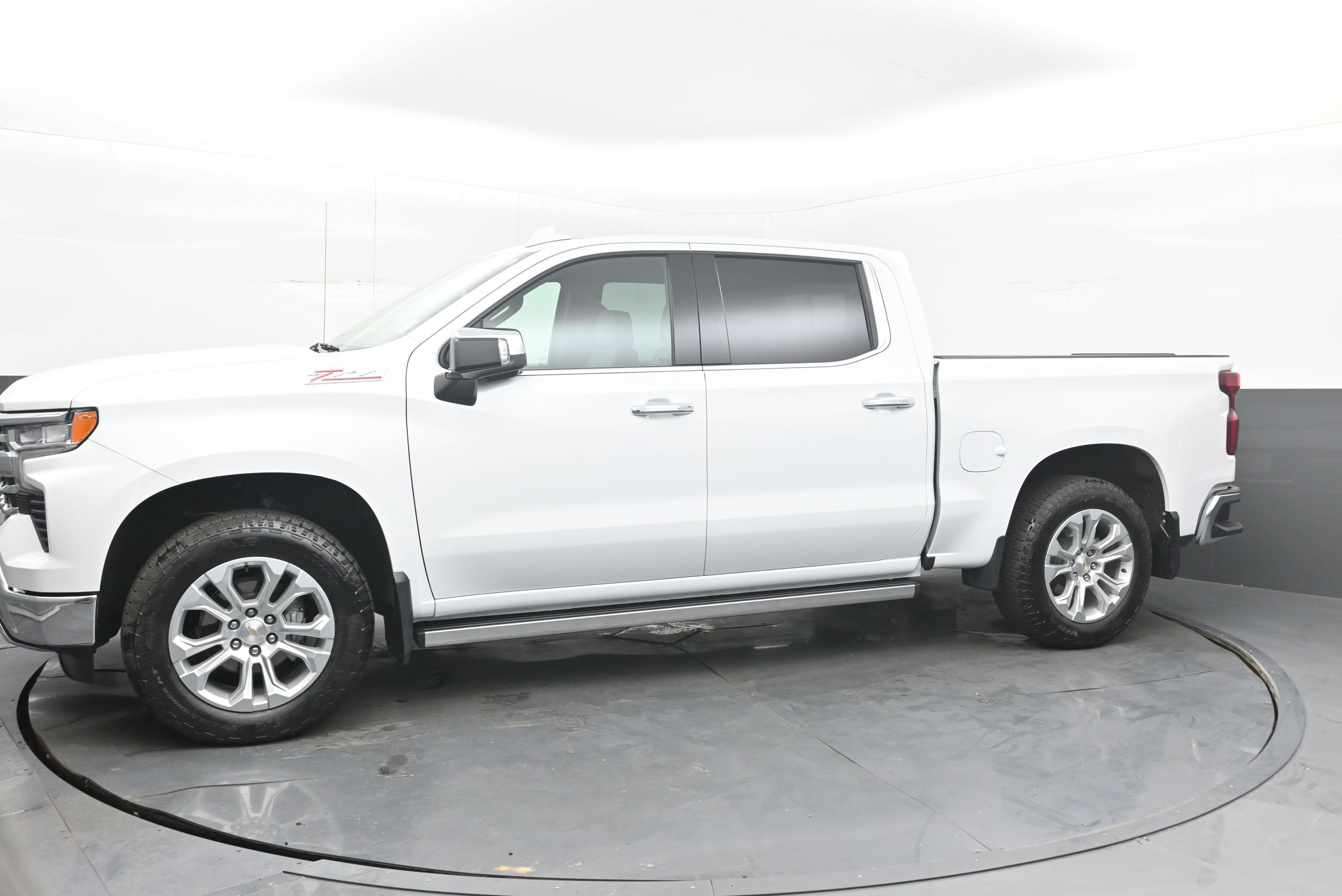 Used 2025 Chevrolet Silverado 1500 LTZ w/ LTZ Premium Package AWD/4WD image 5
