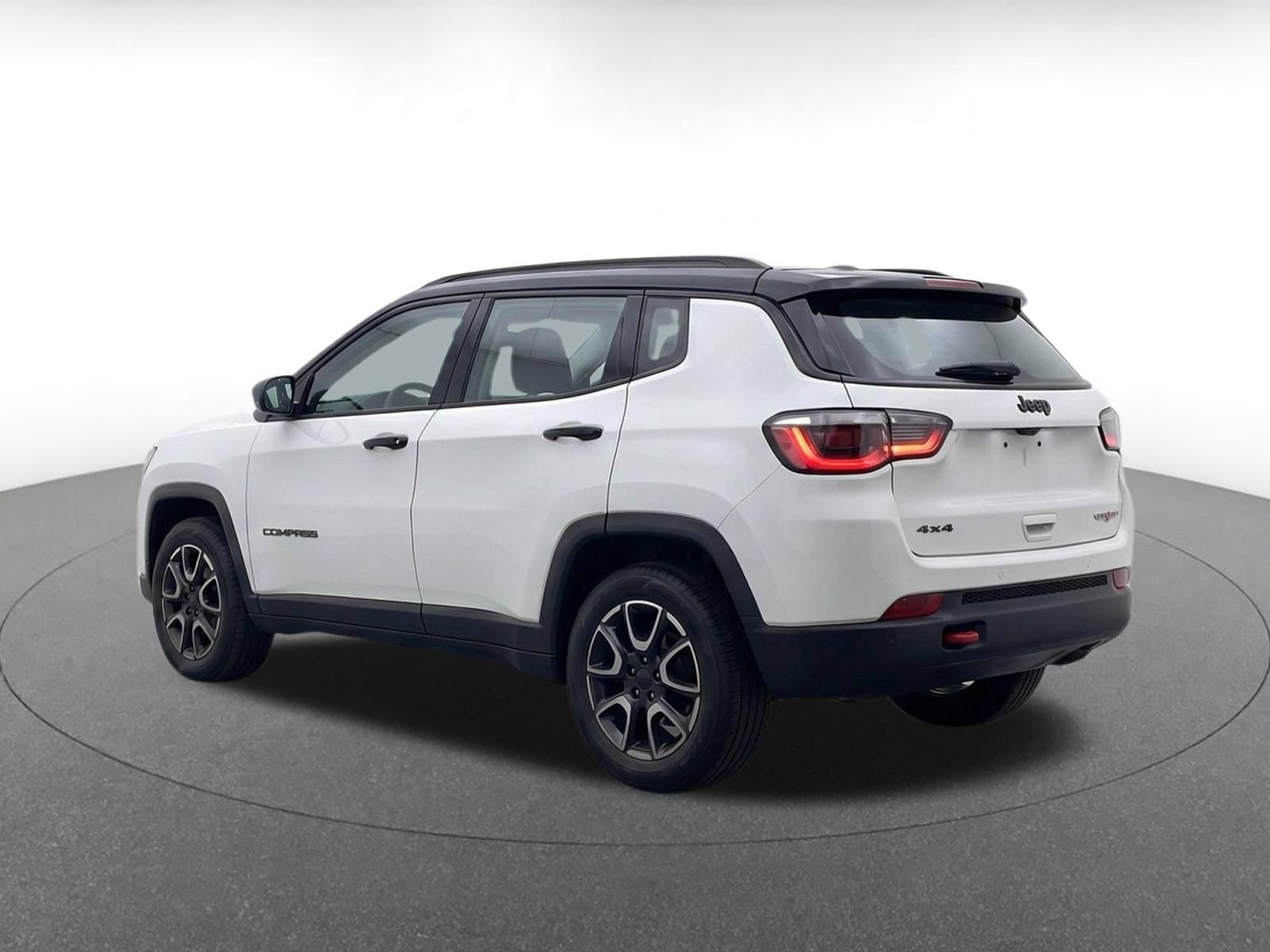 Used 2025 Jeep Compass Trailhawk AWD/4WD image 7