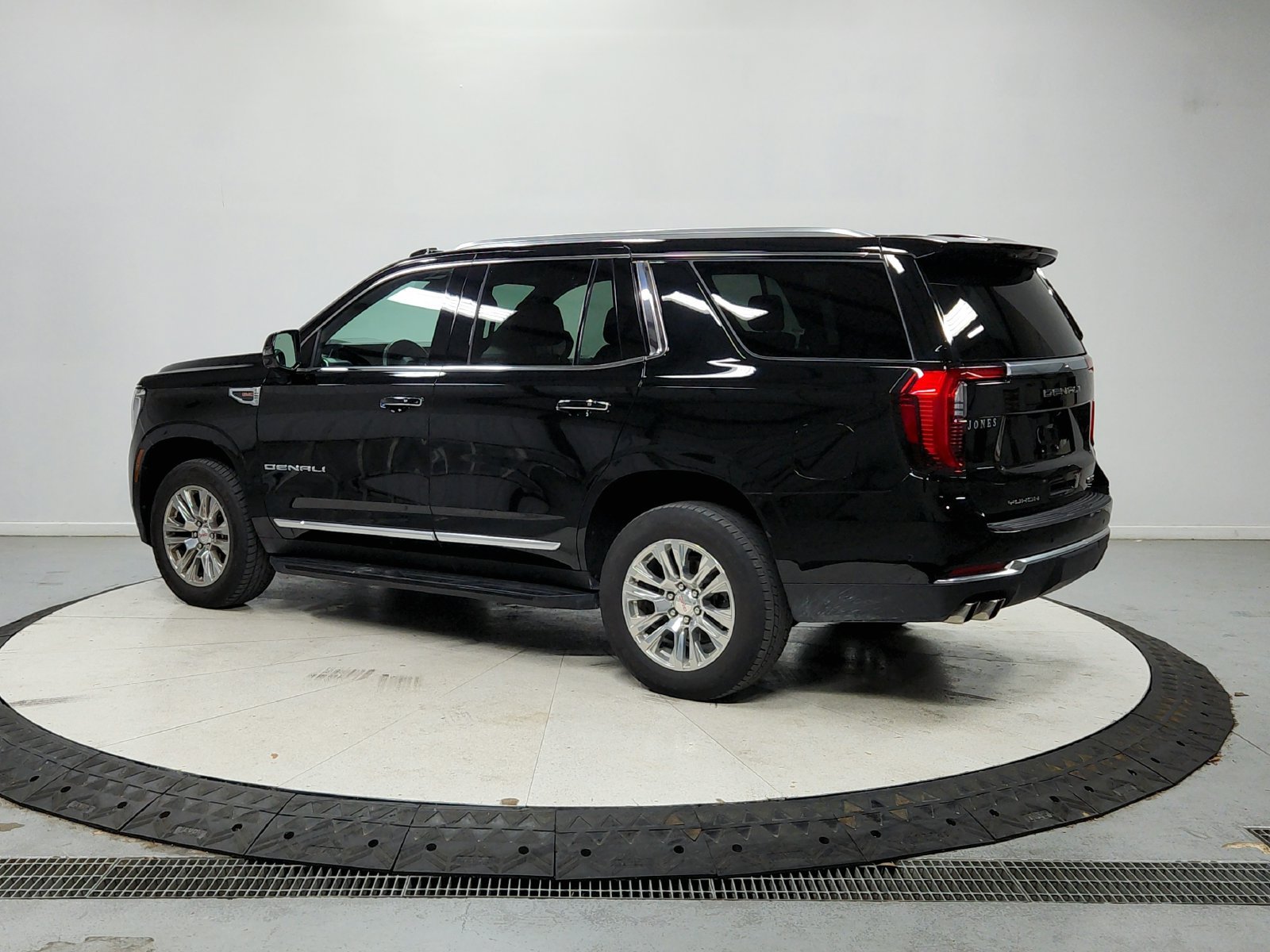 Used 2025 GMC Yukon Denali RWD image 6