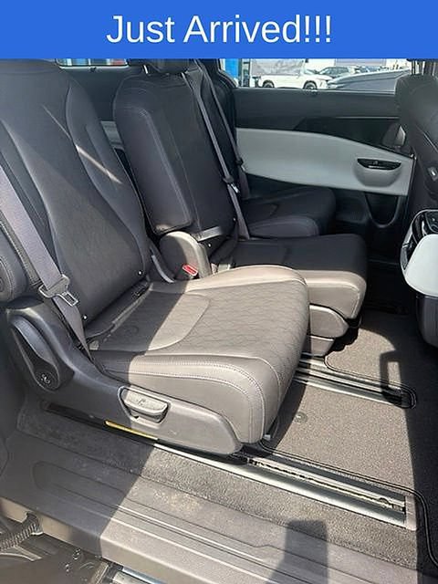 Used 2024 Kia Carnival EX FWD image 10