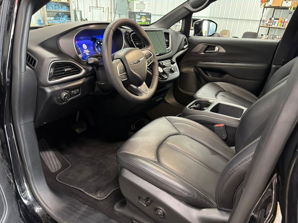 Used 2025 Chrysler Pacifica Select image 9