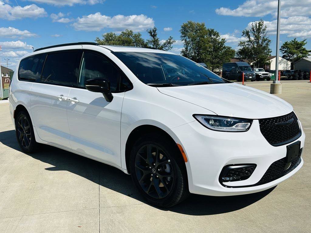 New 2026 Chrysler Pacifica Limited w/ Uconnect Theater Family Group video 2