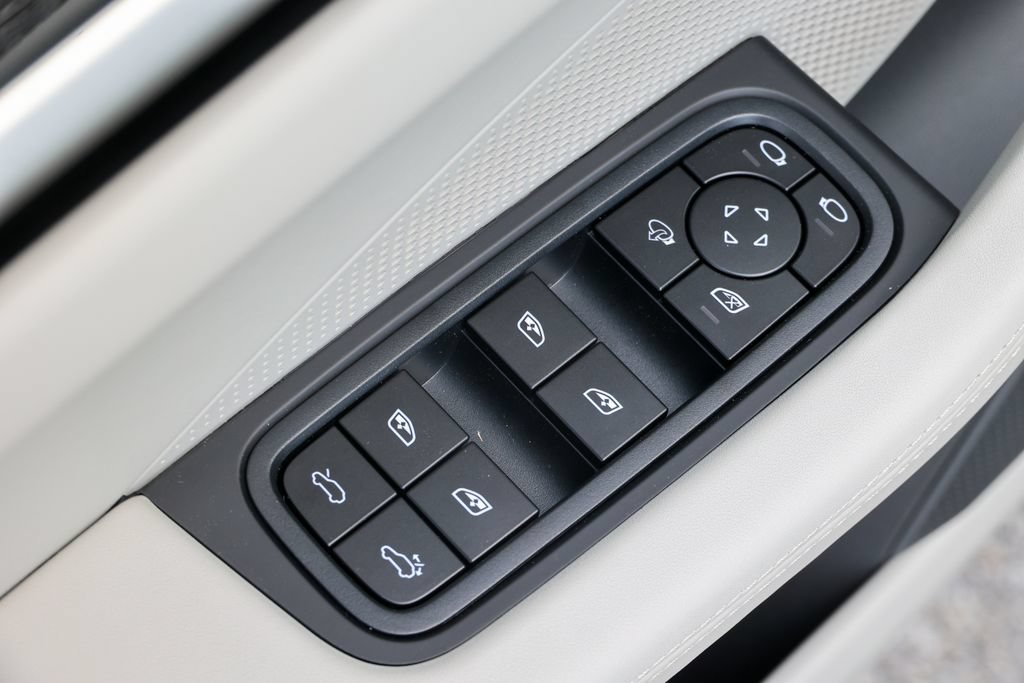 New 2026 Porsche Macan 4 Electric AWD/4WD image 11