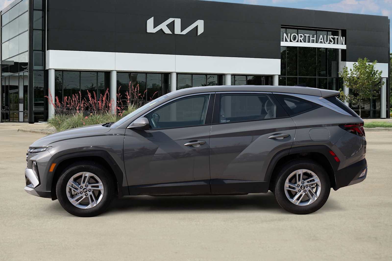 Used 2025 Hyundai Tucson SE image 4