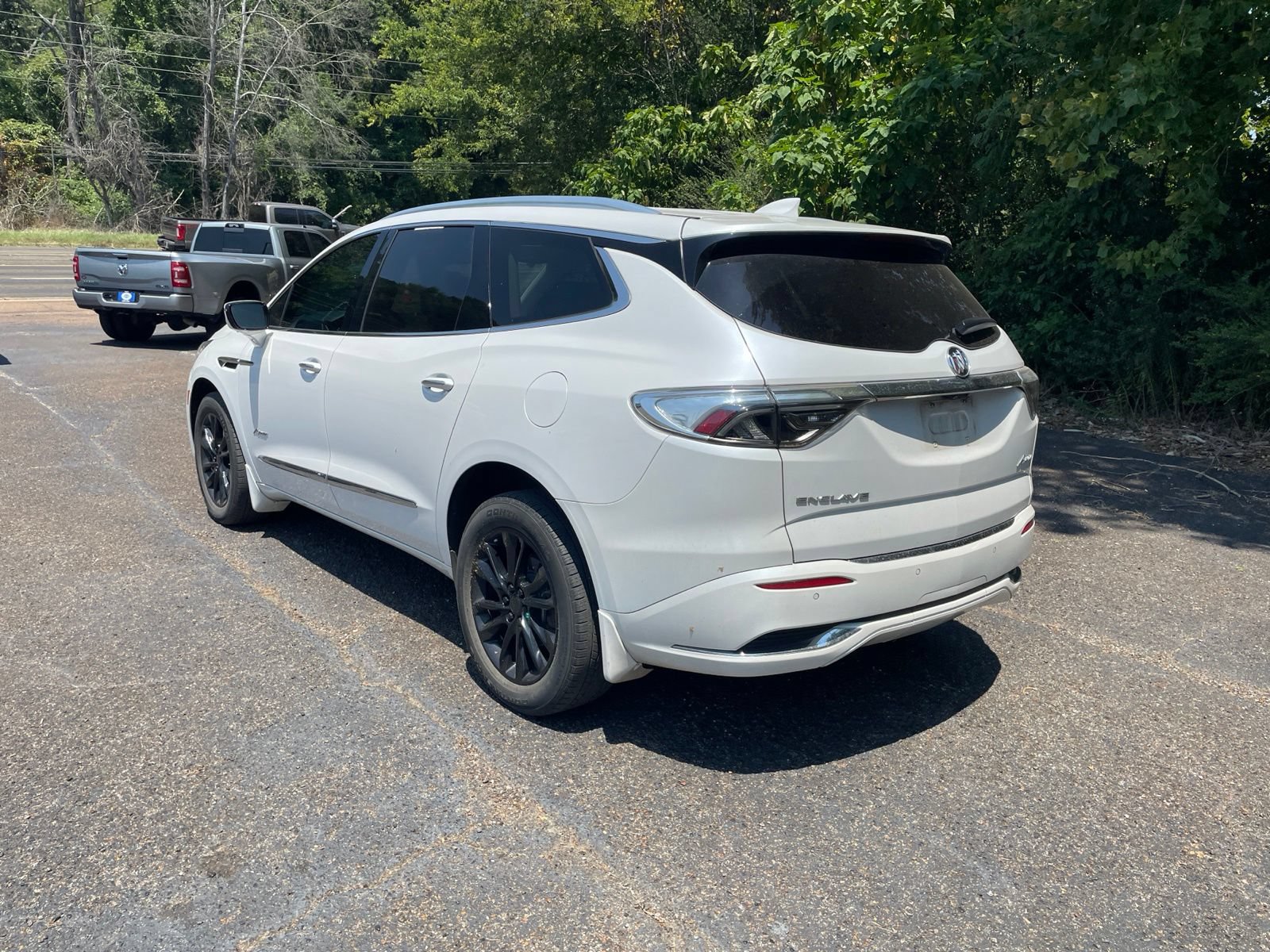 Used 2022 Buick Enclave Avenir w/ Avenir Technology Package FWD image 3
