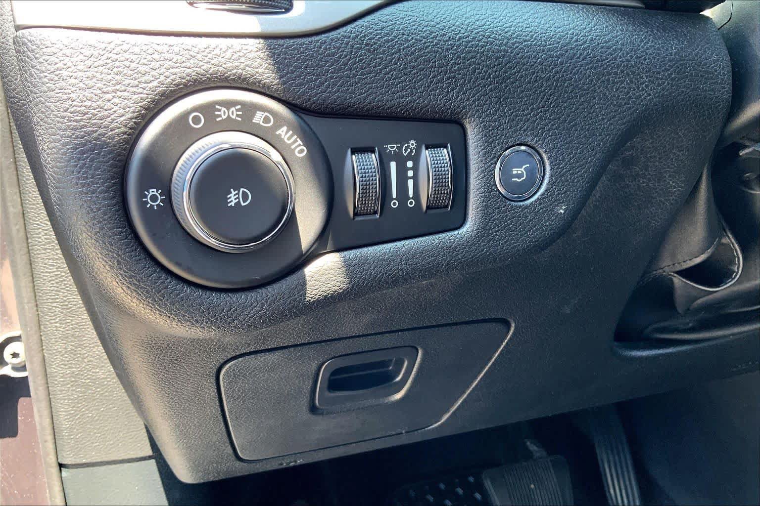 Used 2017 Jeep Cherokee Trailhawk AWD/4WD image 34