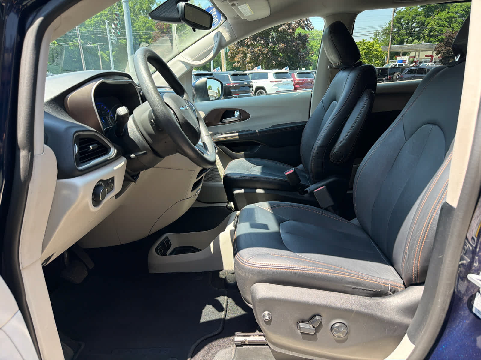 Used 2017 Chrysler Pacifica Touring w/ Tire & Wheel Group FWD image 15