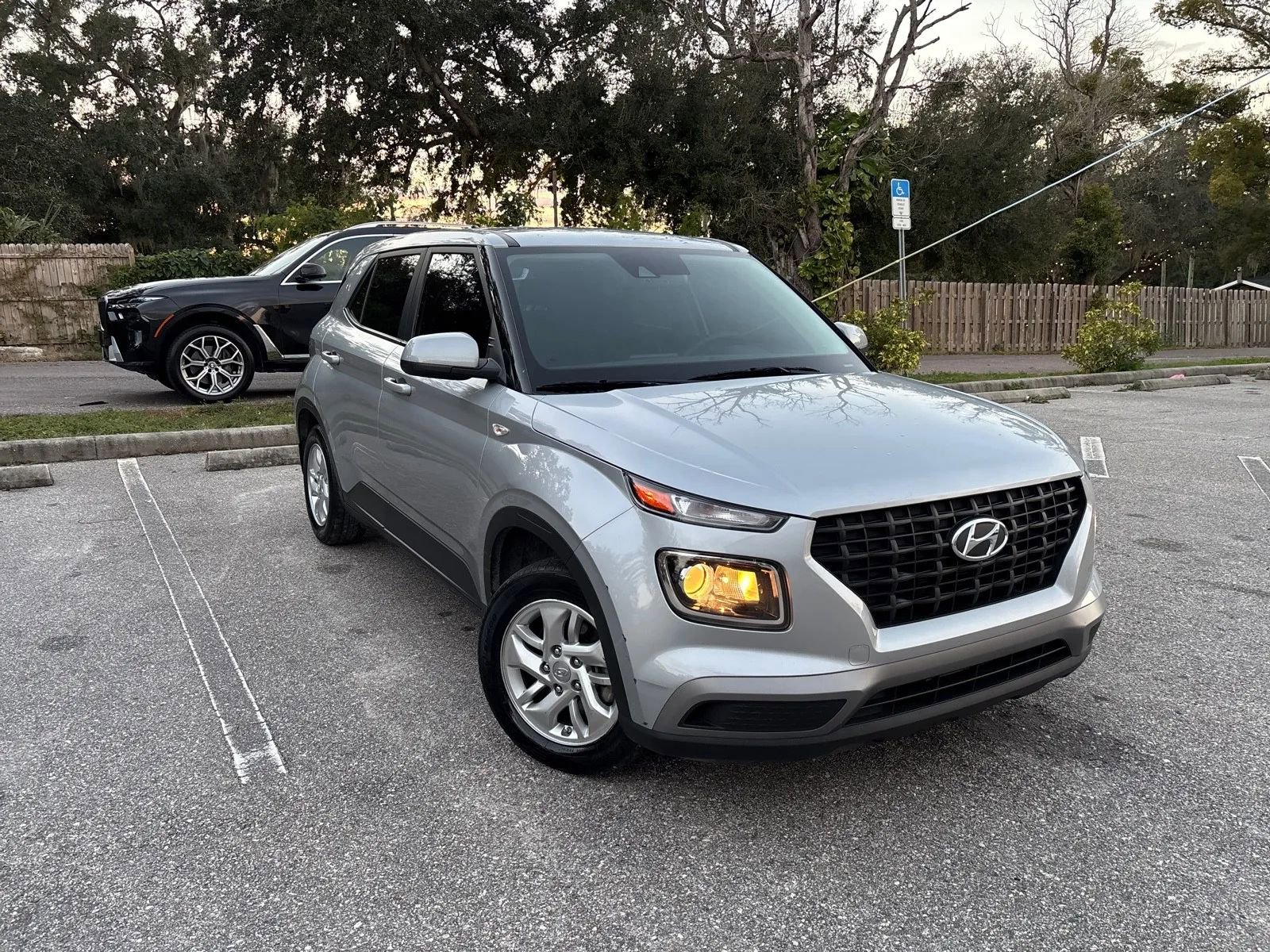 Used 2022 Hyundai Venue SE FWD image 4