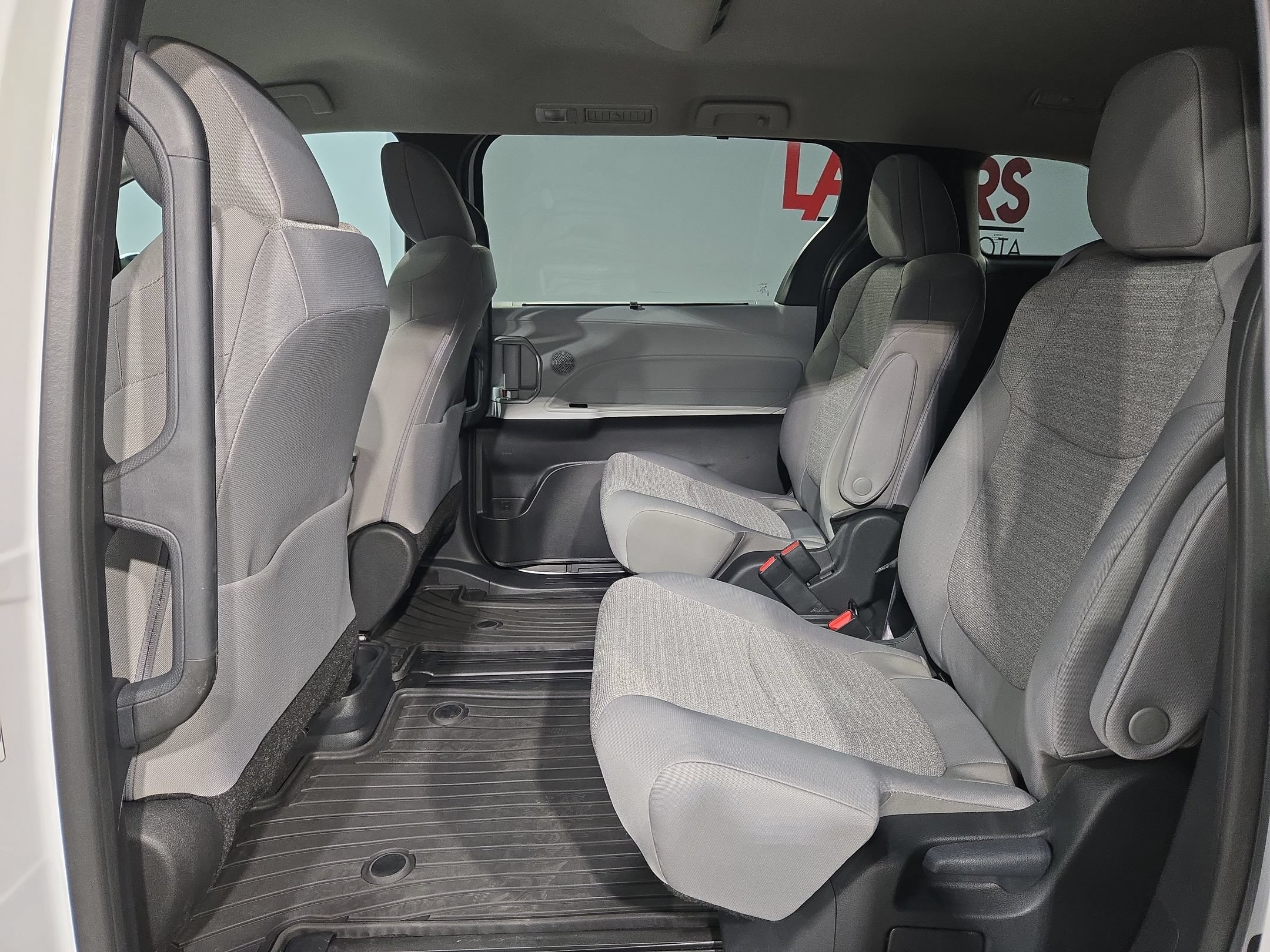 Used 2025 Toyota Sienna LE AWD/4WD image 33