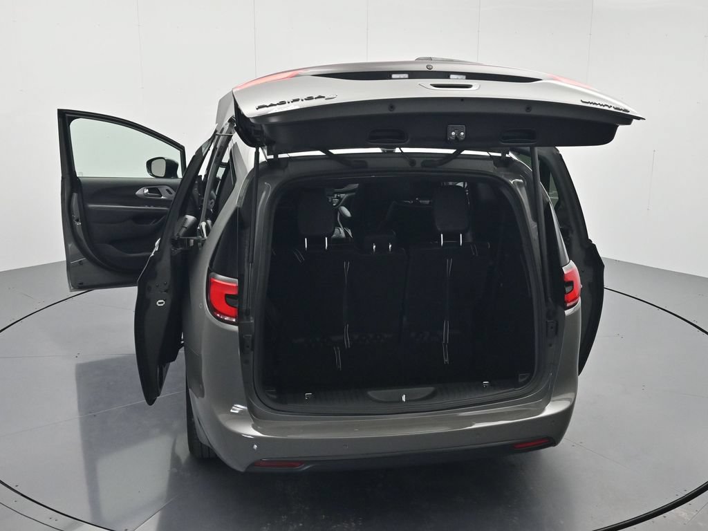 Used 2025 Chrysler Pacifica Limited FWD image 46