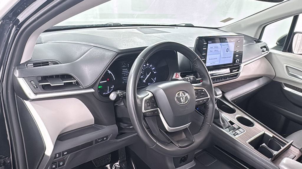 Used 2024 Toyota Sienna XLE image 38