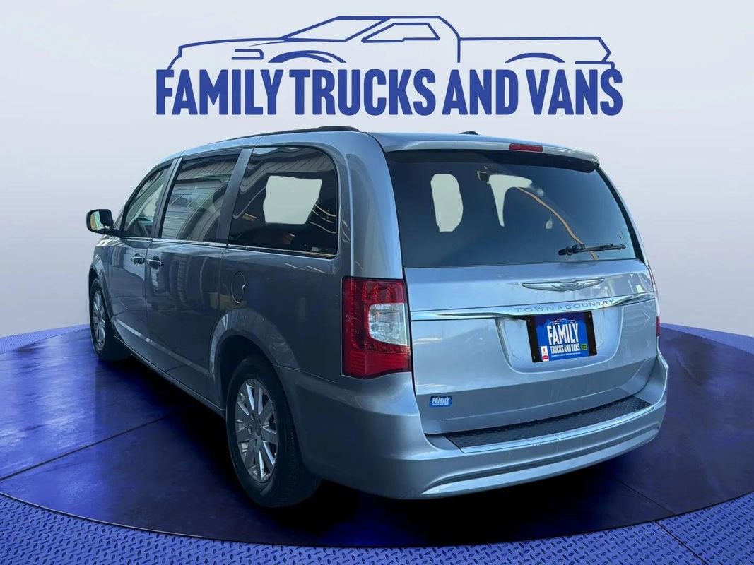 Used 2016 Chrysler Town & Country Touring image 3
