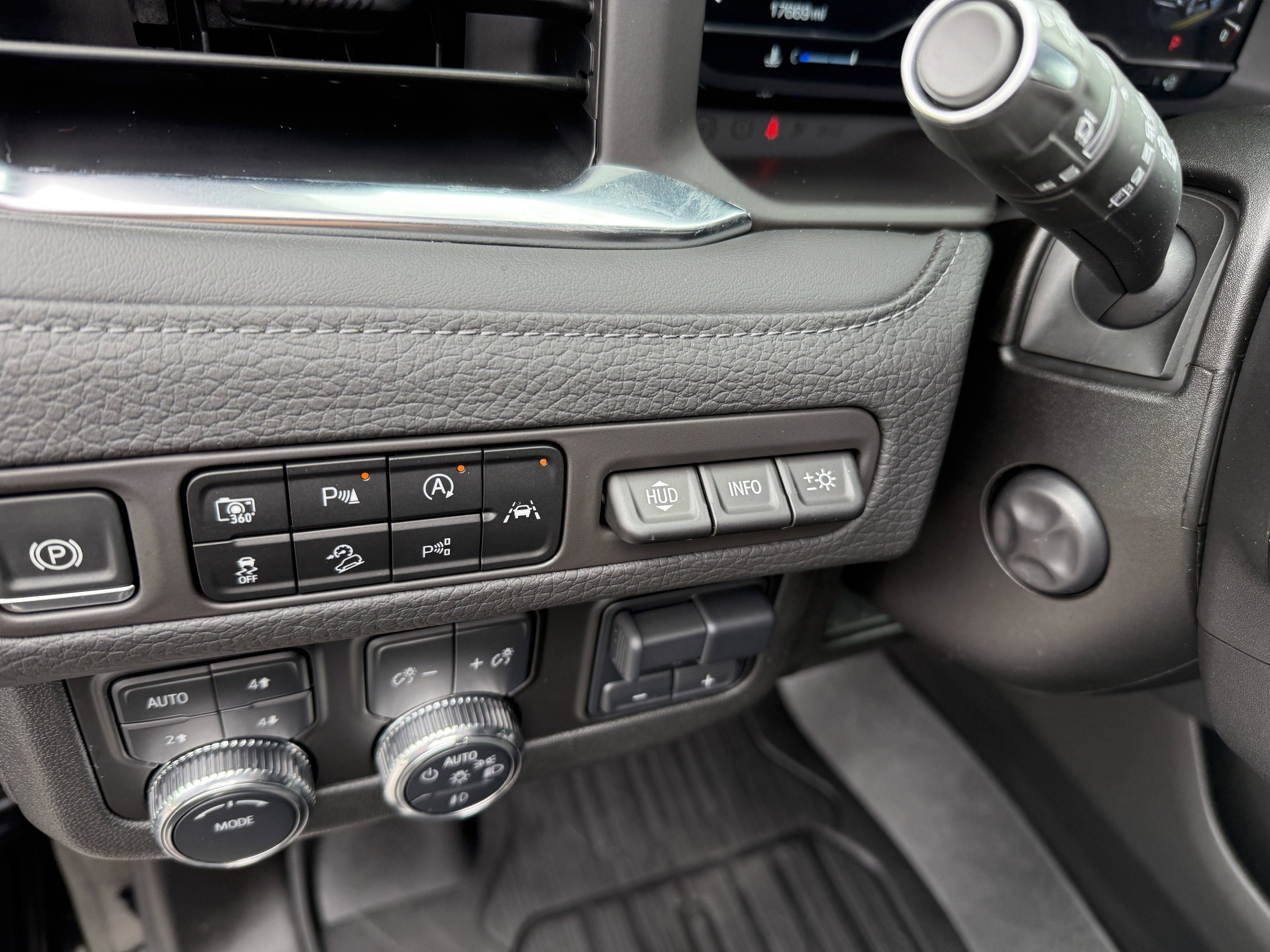 Used 2024 GMC Yukon XL Denali w/ Advanced Technology Package image 29