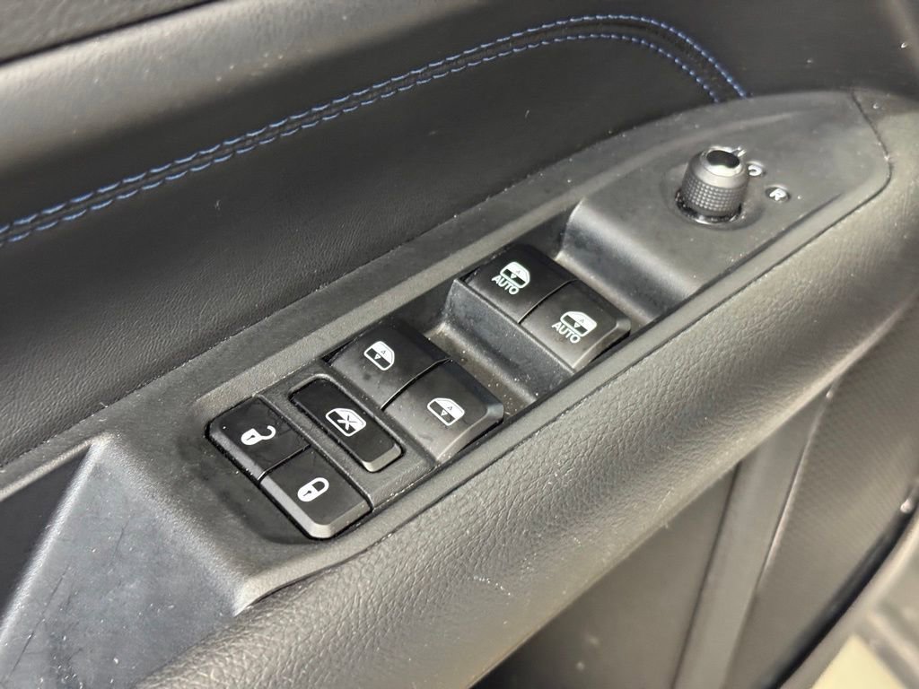 Used 2025 Jeep Compass Latitude w/ Altitude Special Edition AWD/4WD image 9