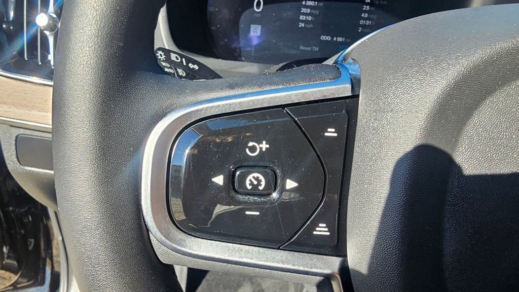 Certified 2025 Volvo XC90 B6 Plus image 23