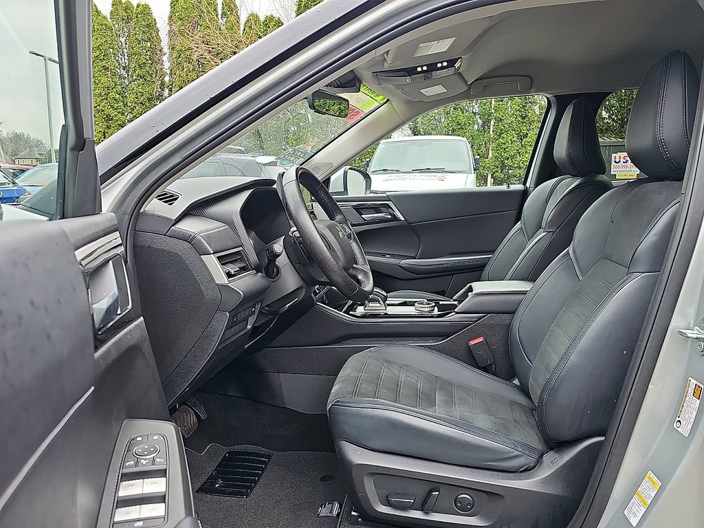 Used 2025 Mitsubishi Outlander SE image 15