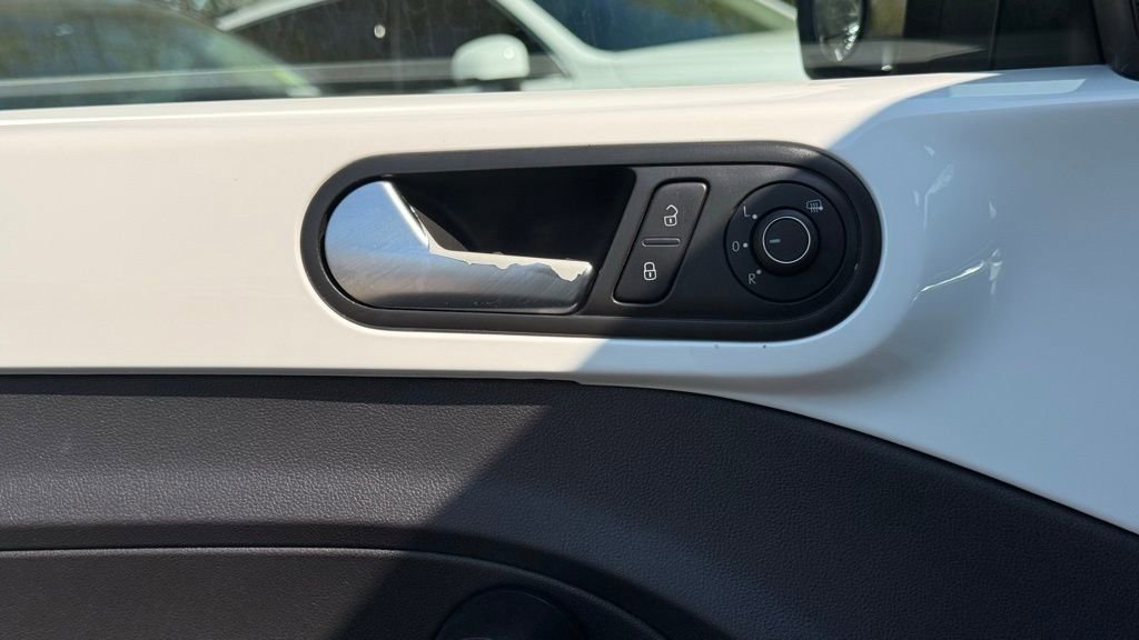 Used 2017 Volkswagen Beetle 1.8T SE FWD image 24