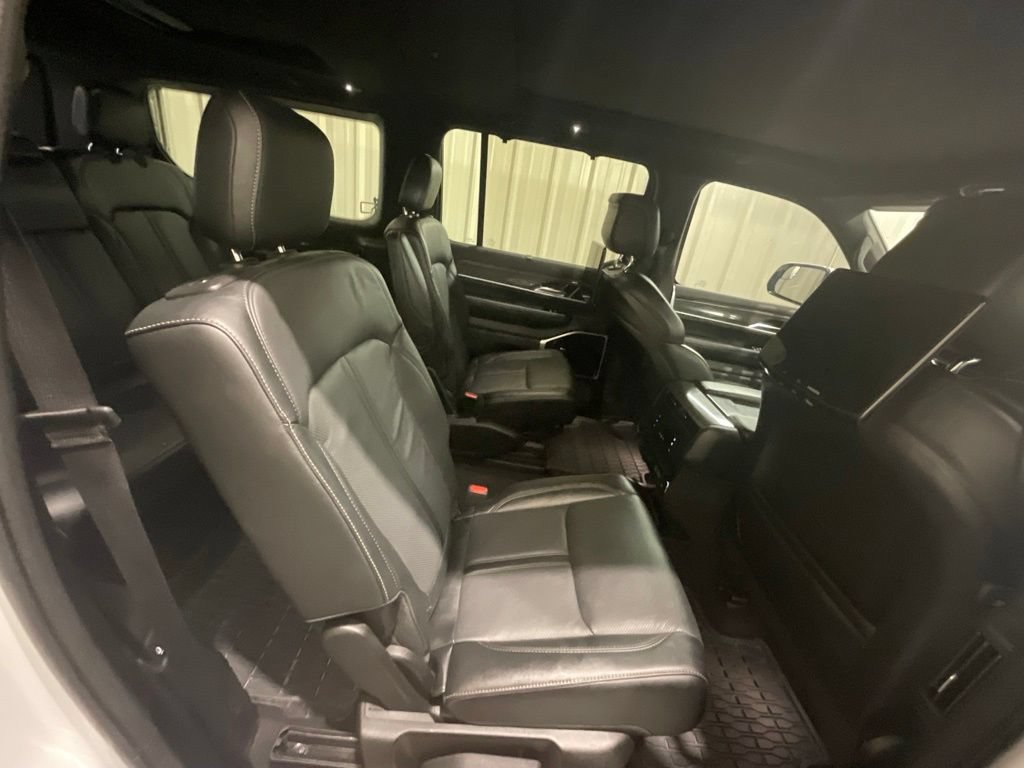 Used 2022 Jeep Wagoneer Series III w/ Premium Group I AWD/4WD image 15
